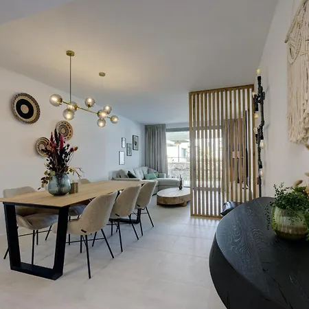 Estrella Vanian Gardens Apartment